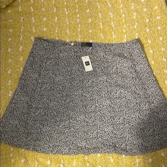 Elegant Black and White Patterned Skirt - Picture 2 of 10
